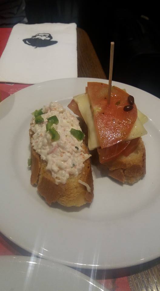 Taspas-snacks. Krabbe til venstre, ost og tomat til høyre